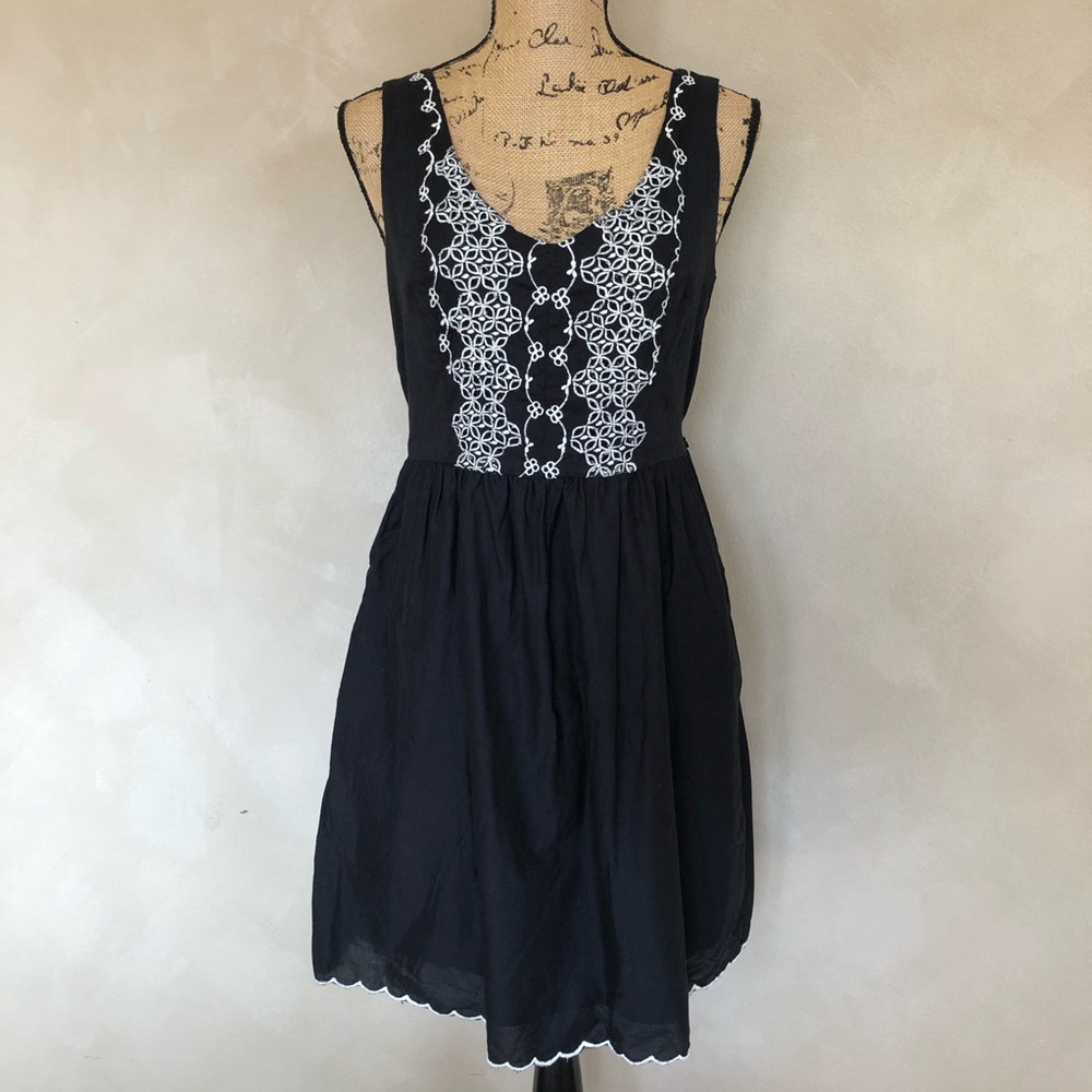 Knitted dove embroidered sleevelesss dress